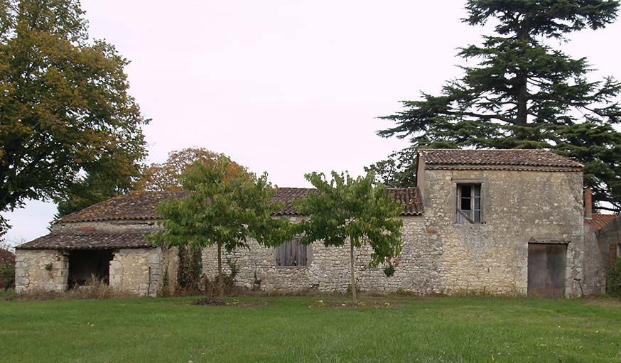 Le bâtiment anciennement consacré aux activités viticoles. 