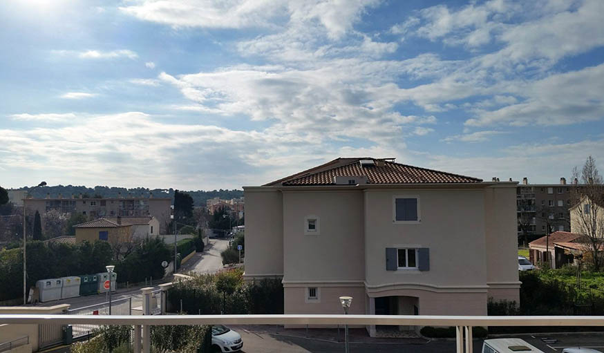 Toujours le 29 janvier, nuages délicats et ciel bleu sur Valette dans le Var.