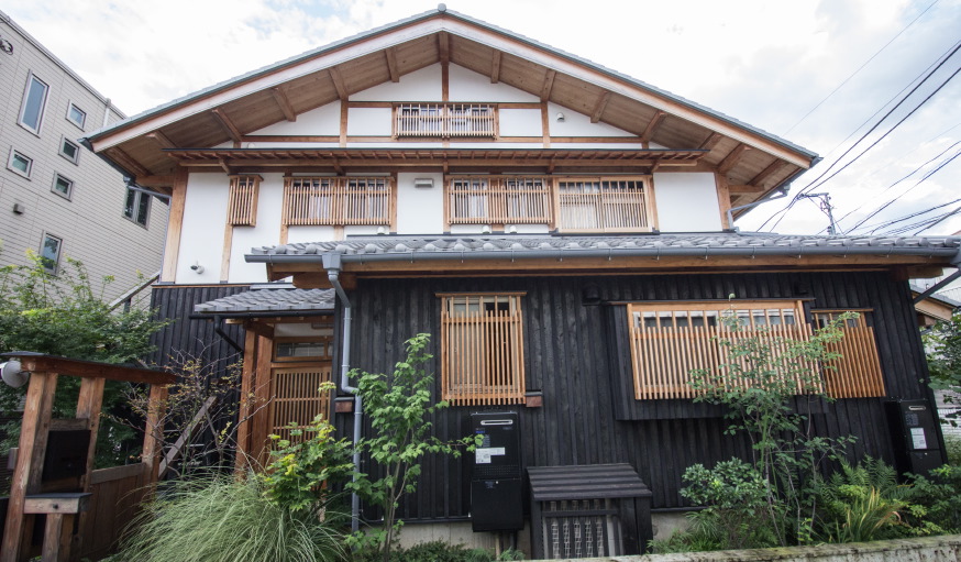 Une autre maison en bois brûlé et torchis. 