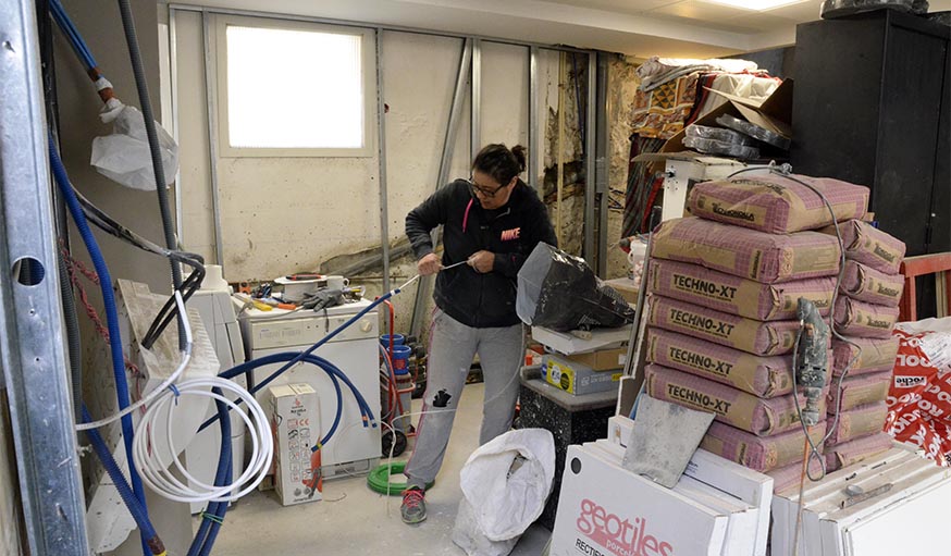 Leïla Ouadah sur un chantier à Rosny-sous-Bois.