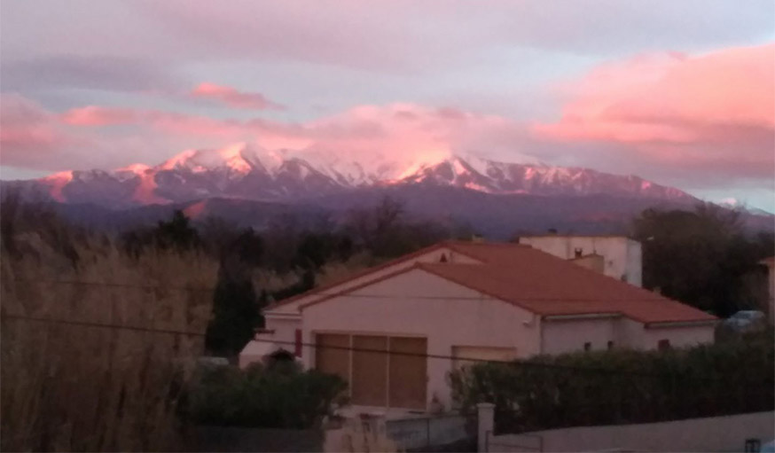 Vu de la terrasse sur le Canigou, à Perpignan, dans les Pyrénées-Orientales, le 27 février au soir.