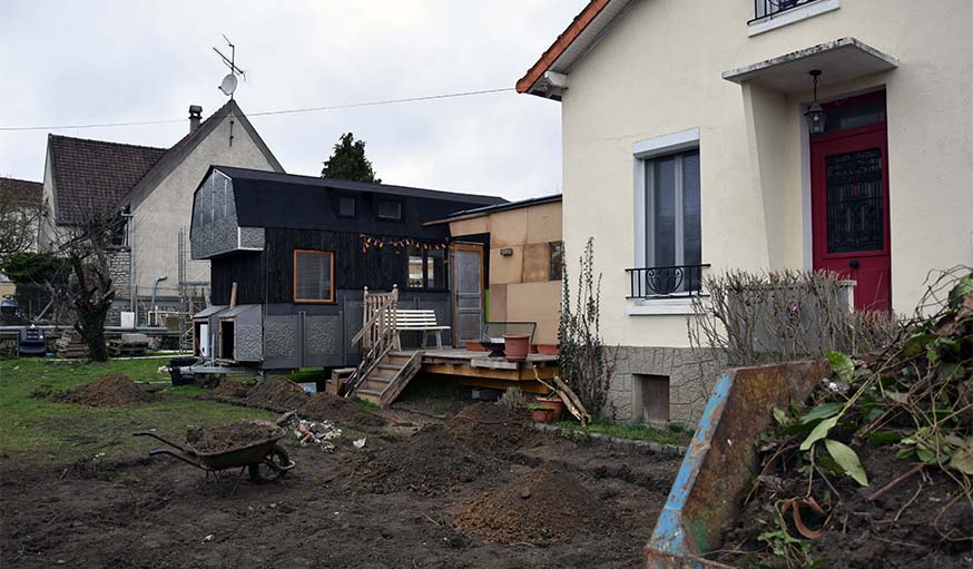 La tiny house se trouve dans un quartier pavillonnaire.