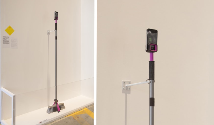 Le Selfie Broom de Human Haus.