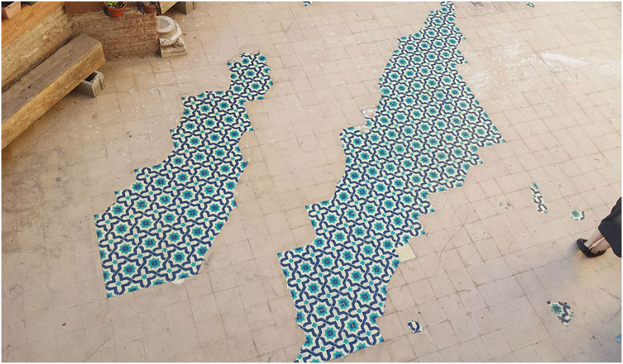 Détail de mosaïque peinte sur le sol