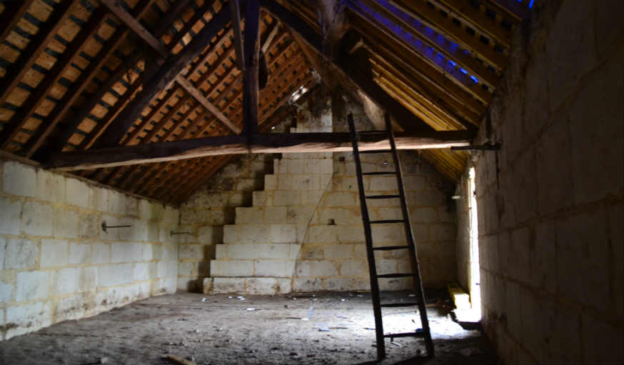 Combles avant leurs transformation en salle de cinéma.