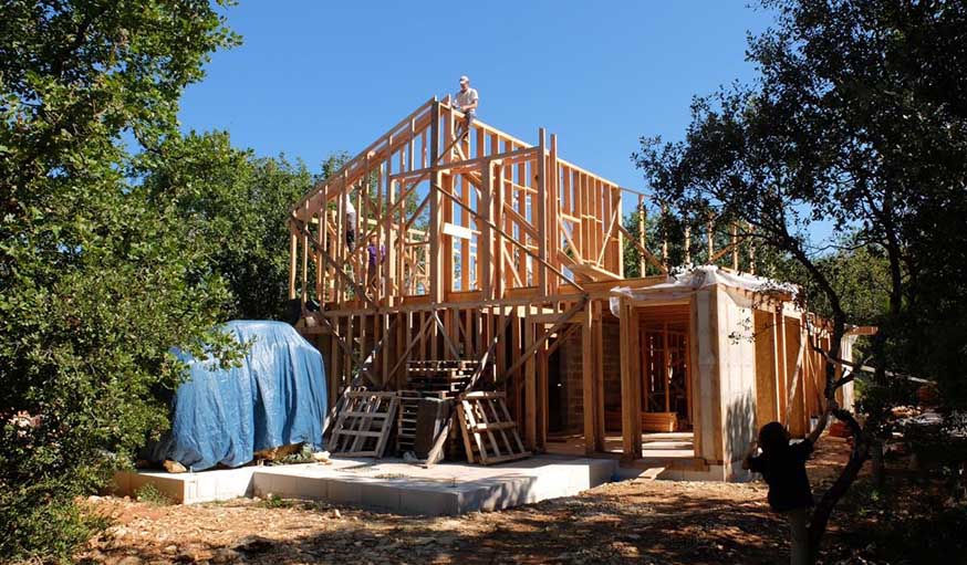 Pour construire sa maison, Christophe s'est lancé dans un chantier participatif.