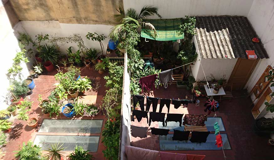 Vue sur des cours intérieures à Barcelone (Espagne), le 20 avril.