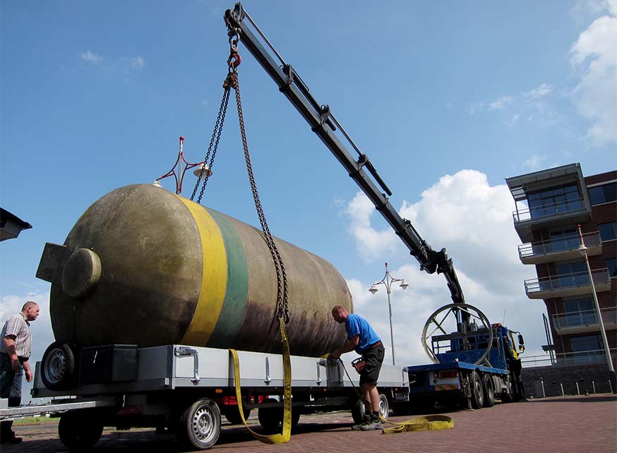 Le silo en route pour Berlin, avant sa transformation.