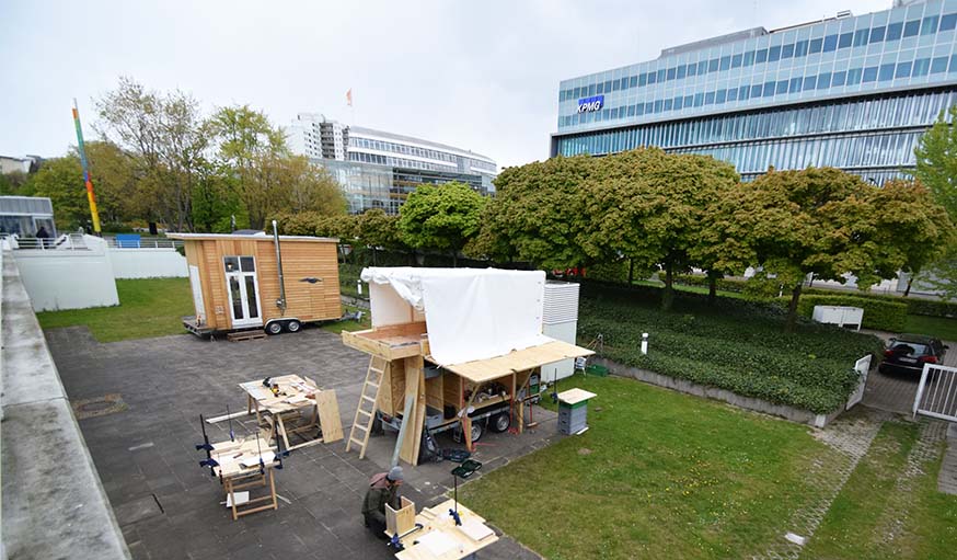 Le Workshop on Wheels et sa voisine, une tiny house plus classique, au Bauhaus Archiv Museum.