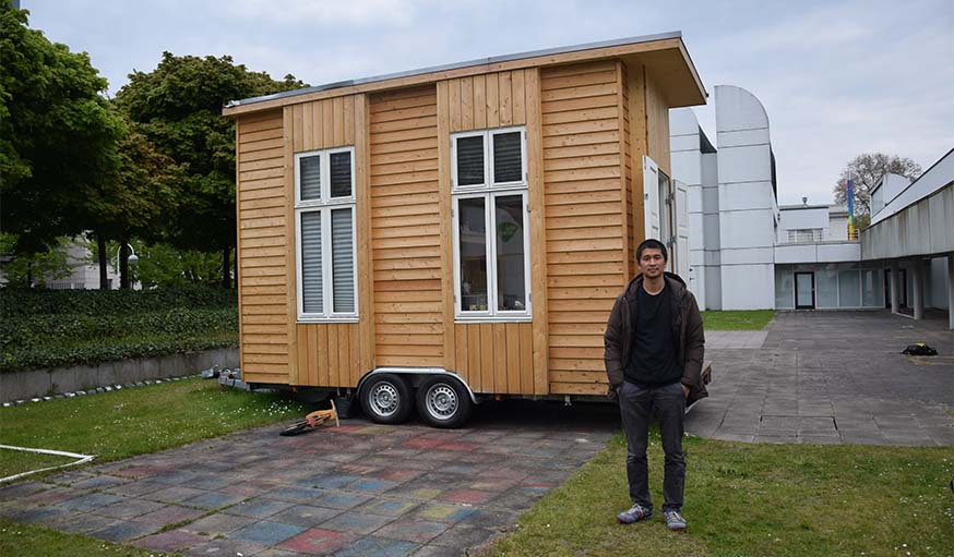 Van Bo Le-Mentzel devant la Tiny 100, à Berlin, début mai 2017.