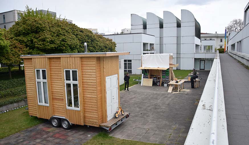 La Tiny 100 dans la cour du Bauhaus Archiv Museum.