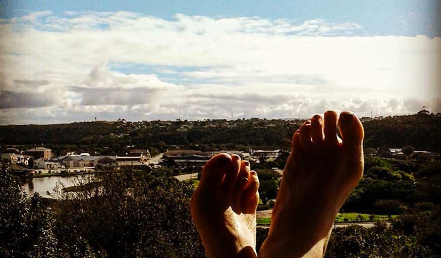 Deux pieds qui regardent un paysage sud-africain.