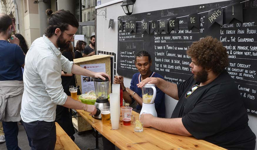 Les ambassadeurs du Carillon préparent des smoothiers avec des fruits invendus, donnés par les commerçants.