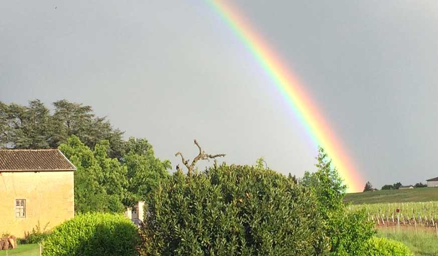 Un arc-en-ciel qui pose un pied à Lacenas dans le Rhône le 19 mai.