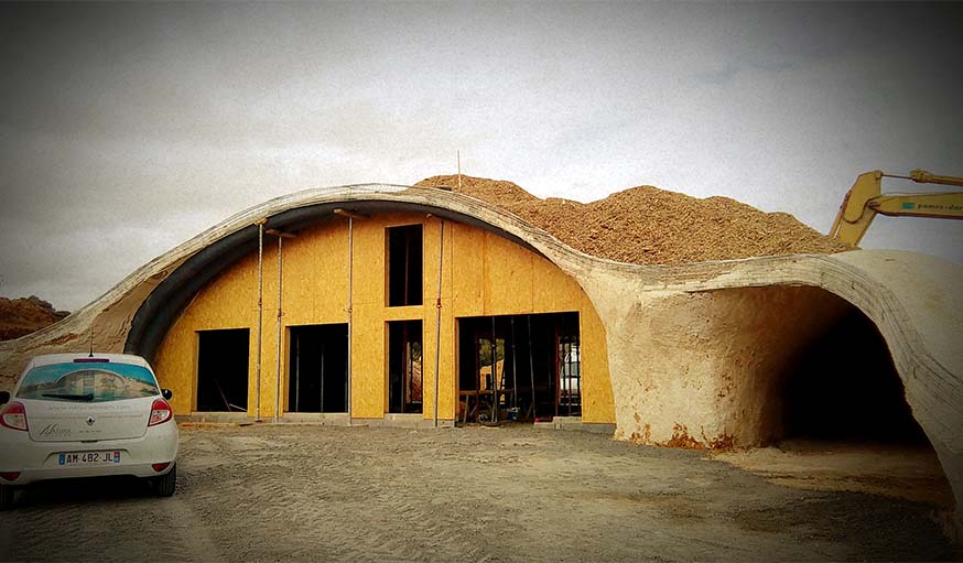 Par-dessus le hangar : du béton bas carbone et des copeaux de bois.