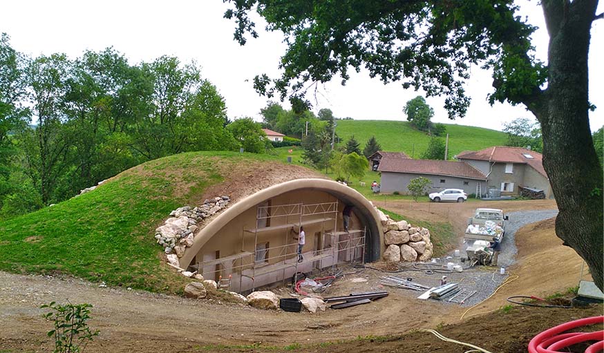 Dernière étape : recouvrir la maison de terre prélevée sur place.