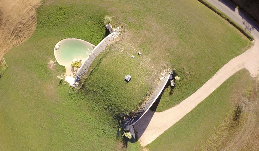 Vue d'en haut les maisons Naturadome sont presque invisibles.