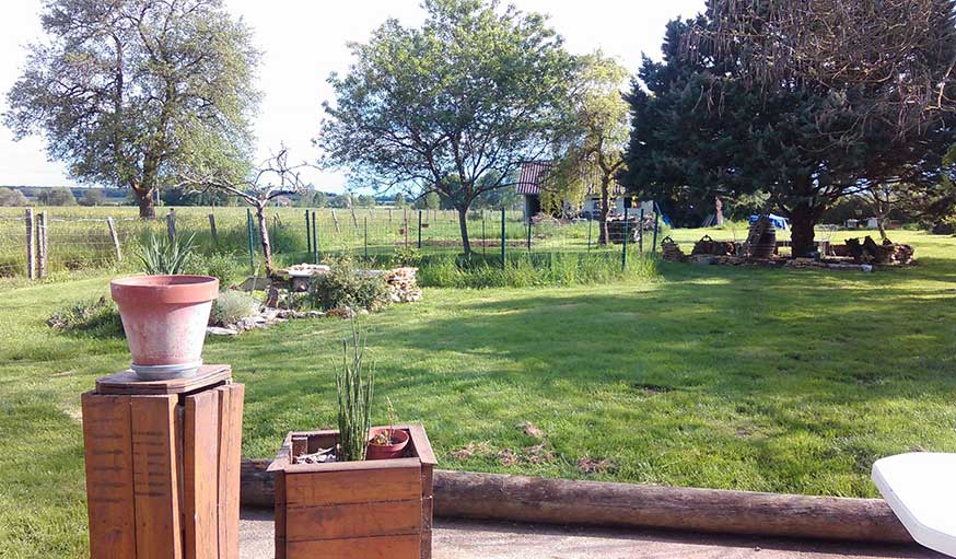 Vue sur le jardin, à Davrey dans l'Aube. 