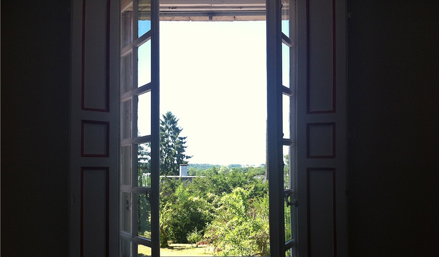 Vue sur le jardin depuis la fenêtre à Marçon, mi-juin