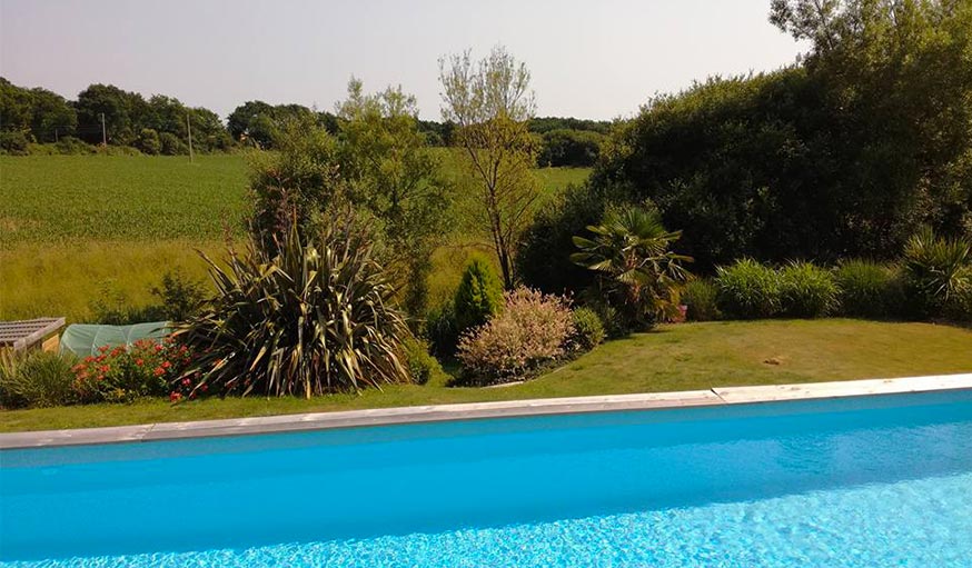 Vue sur la piscine et la nature à Hanvec, en Bretagne, le 20 juin.