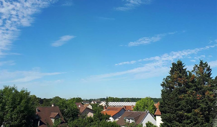 Ciel bleu sur la région parisienne, mi-juin.