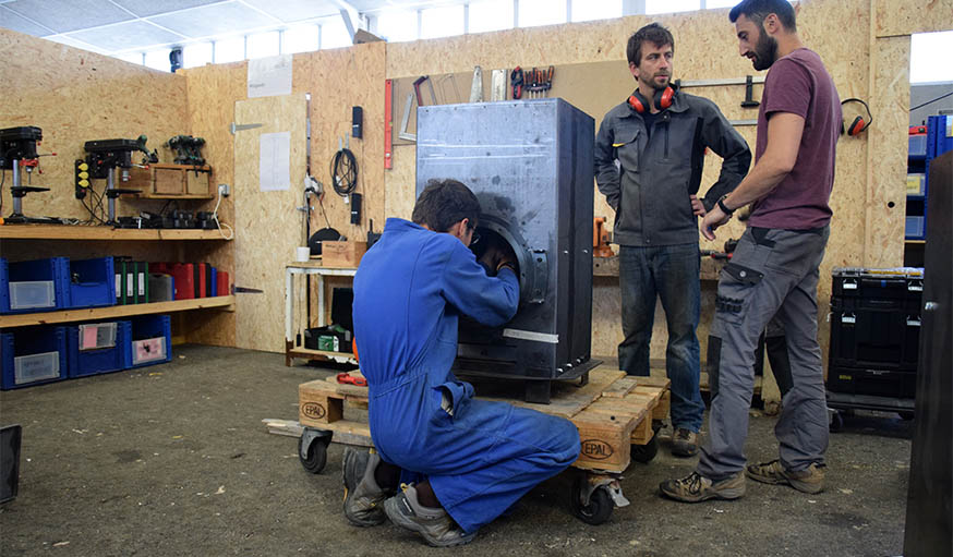 Jean-Baptise Thiollier travaille sous l'oeil des formateurs.