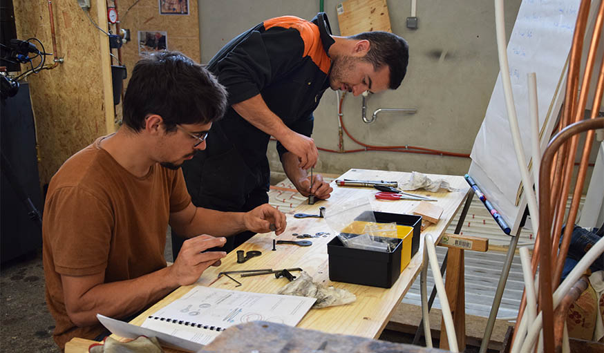 C'est aussi un travail de précision, ici pour assembler la poignée du hublot.