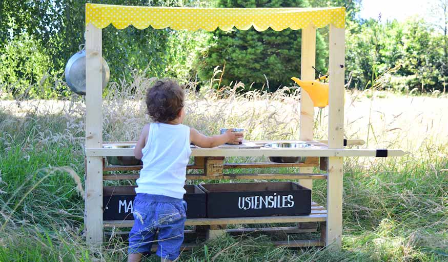 MUD KITCHEN : Une cuisinette pleine de bouette — Je suis une maman