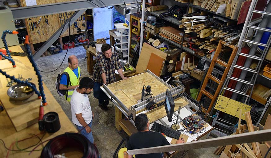 Les membres du FabLab se regroupent autour de la fraiseuse numérique.