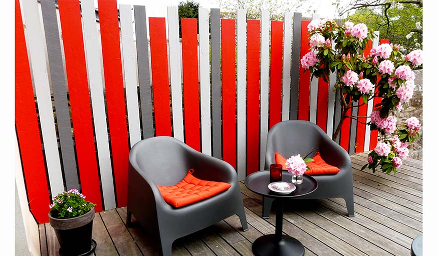 Salon de jardin : le rouge nous inspire pour un extérieur coloré