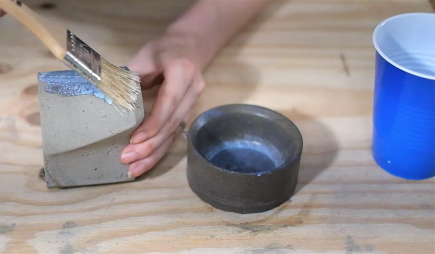 DIY : Fabriquez un pot à réserve d'eau en béton pour vos plantes d'intérieur