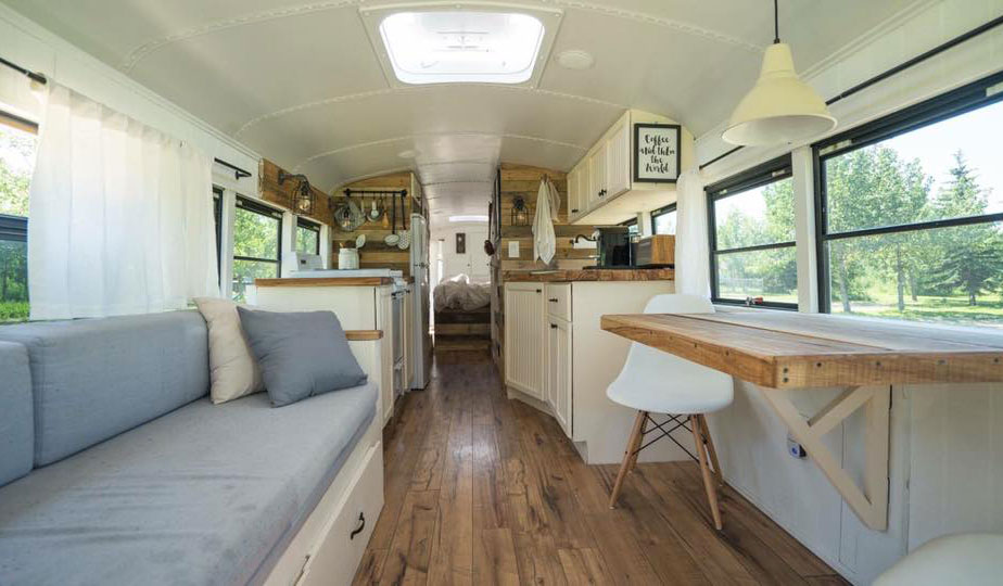 L'intérieur cosy du bus scolaire 