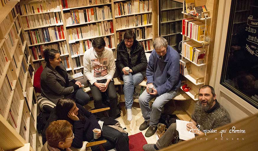 Jusqu'à 11 personnes peuvent s'asseoir pour une soirée lecture.