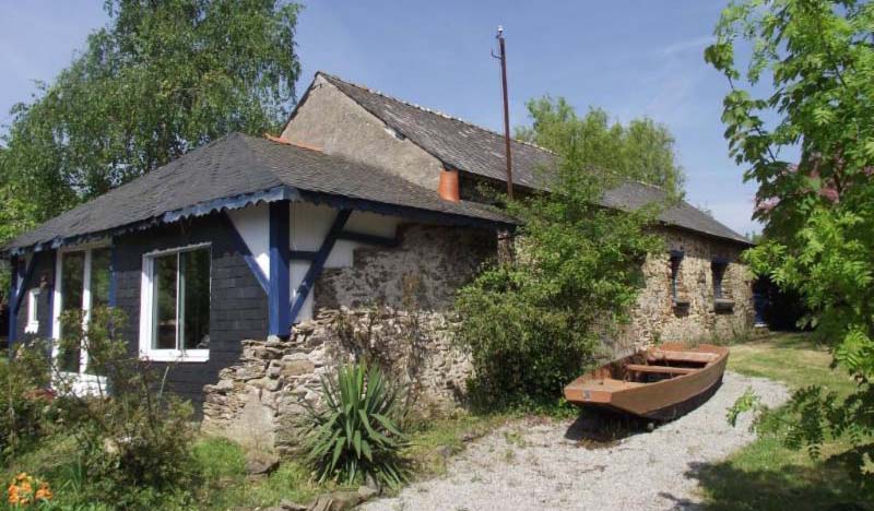 L'ancienne étable avant les travaux, avec une extension en bois charmante mais en mauvais état.