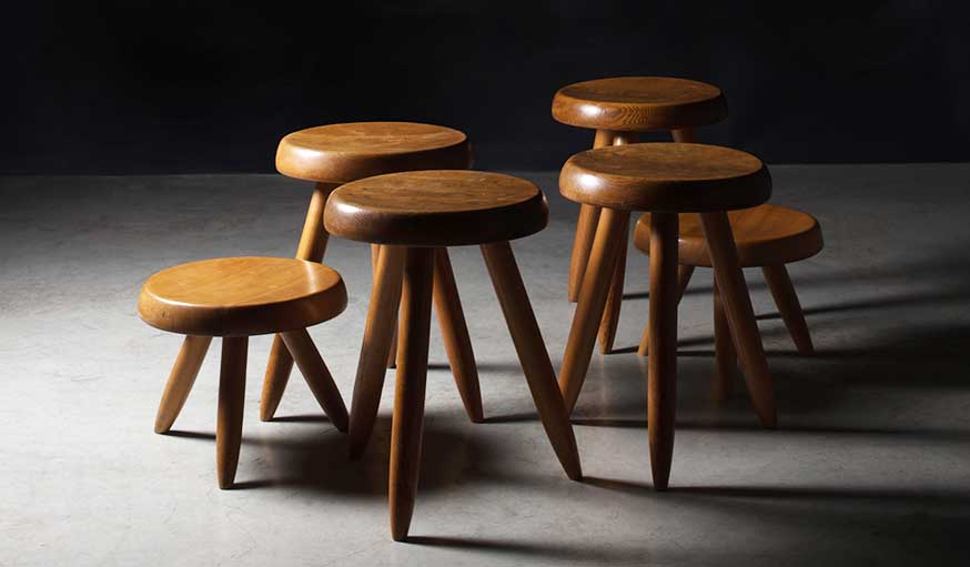 Charlotte Perriand Suite de 6 tabourets dits Berger 4 hauts 2 bas 1958 - édition Steph Simon, réalisés par André Chetaille 