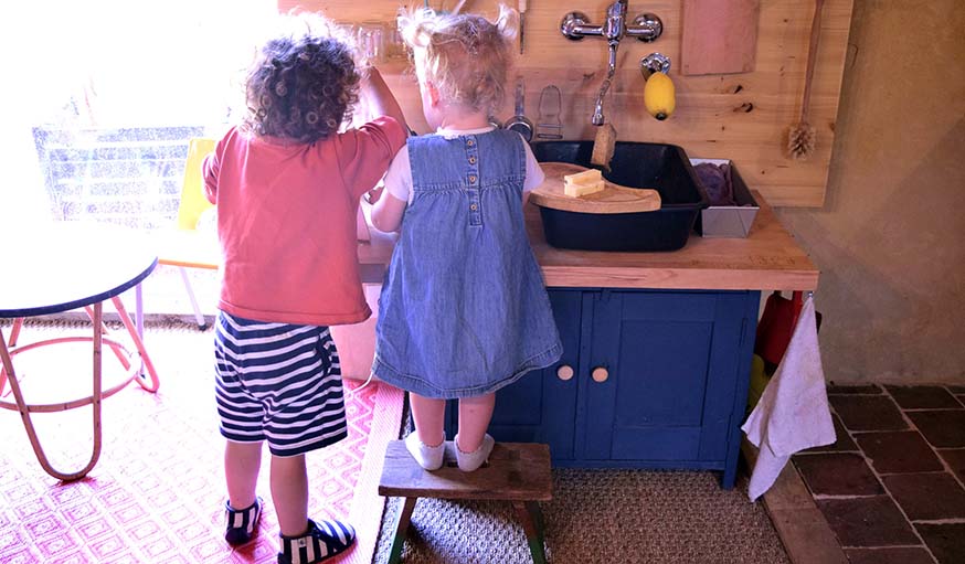 Un marchepied pour la petite soeur, et voilà une cuisine à la hauteur !