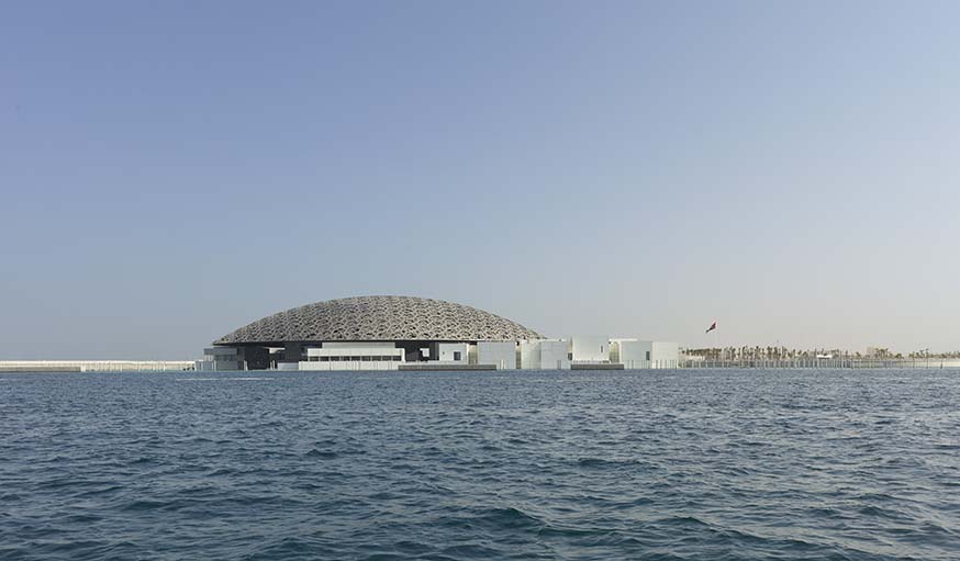 Vue extérieure du Louvre Abu Dhabi.