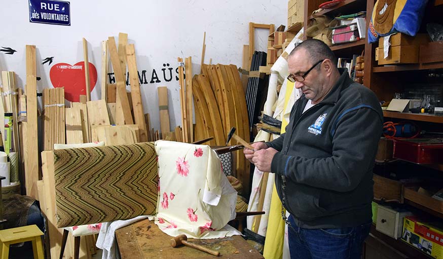 Les salarié-es des ReCréateurs Emmaüs Défi travaillent 26 heures par semaine à l'atelier bois ou à l'atelier couture.