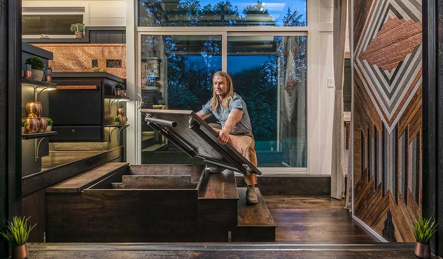 Une table et des assises sont cachées sous la cuisine !