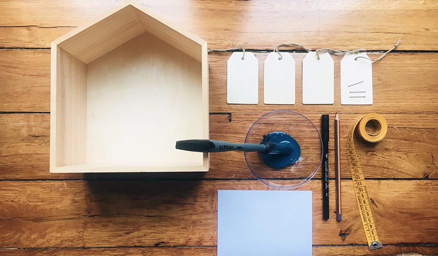 Calendrier perpétuel maisonnette tout en bois pour enfants