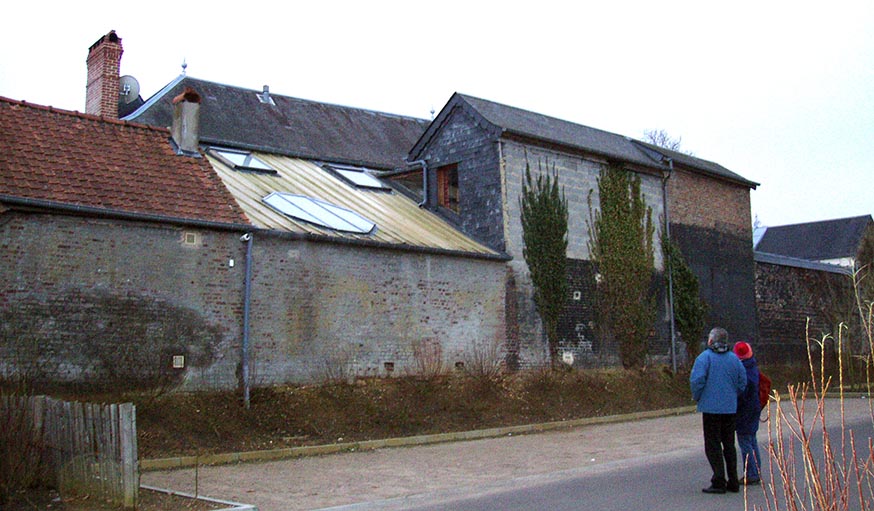 L'extérieur de la maison avant les travaux. La façade est aveugle.