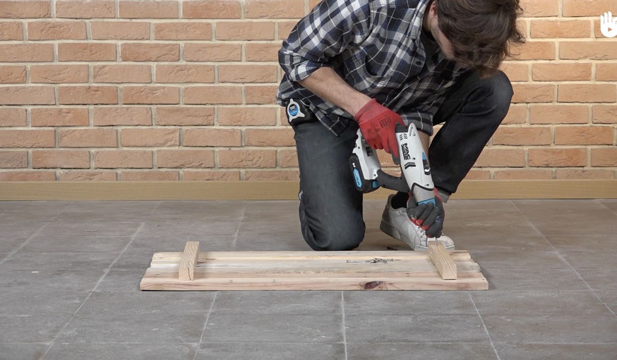 Apprendre à monter un coffre de rangement en palette