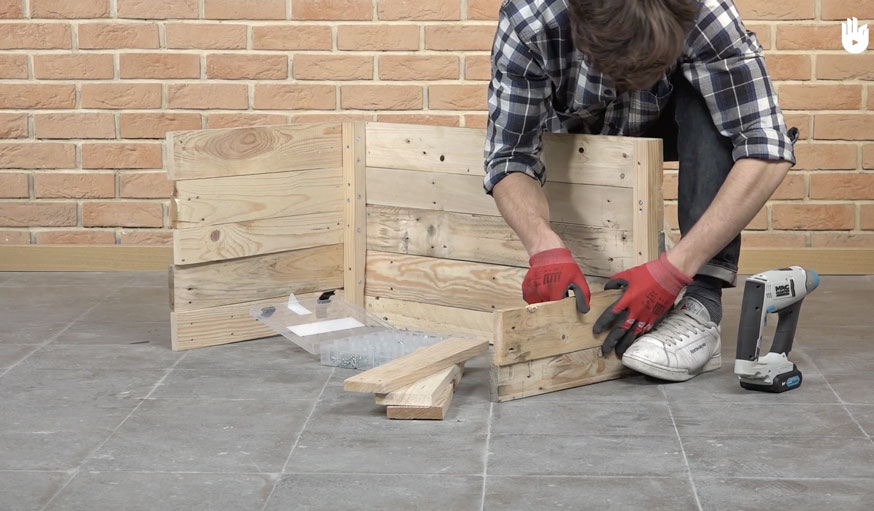 Apprendre à monter un coffre de rangement en palette