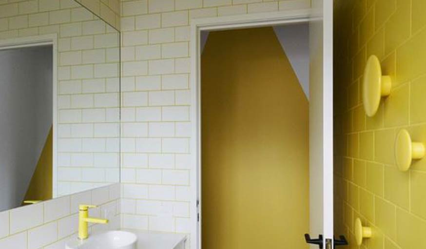 Joint carrelage couleur pour une salle de bains originale