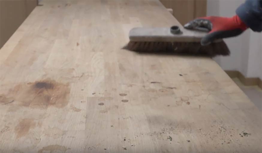 Vidéo : comment protéger et entretenir un plan de travail de cuisine en bois