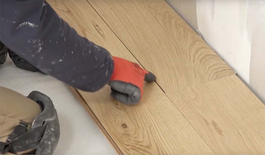 Comment poser du parquet ? La pose collée - L'Atelier par Brico Privé