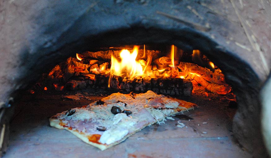 Comment enfourner une pizza dans un four à bois ? - Fargau