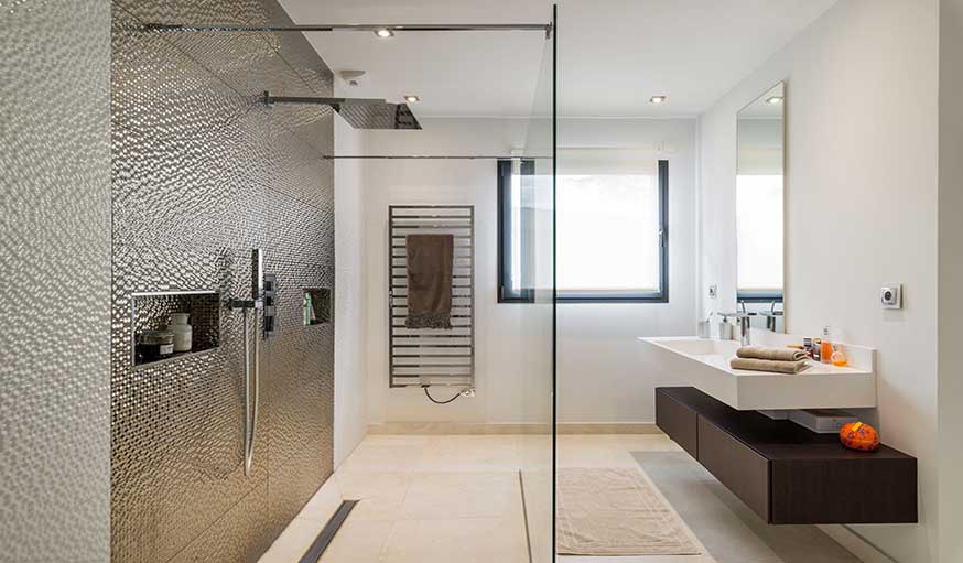 Une rénovation salle de bain originale avec douche italienne et baignoire