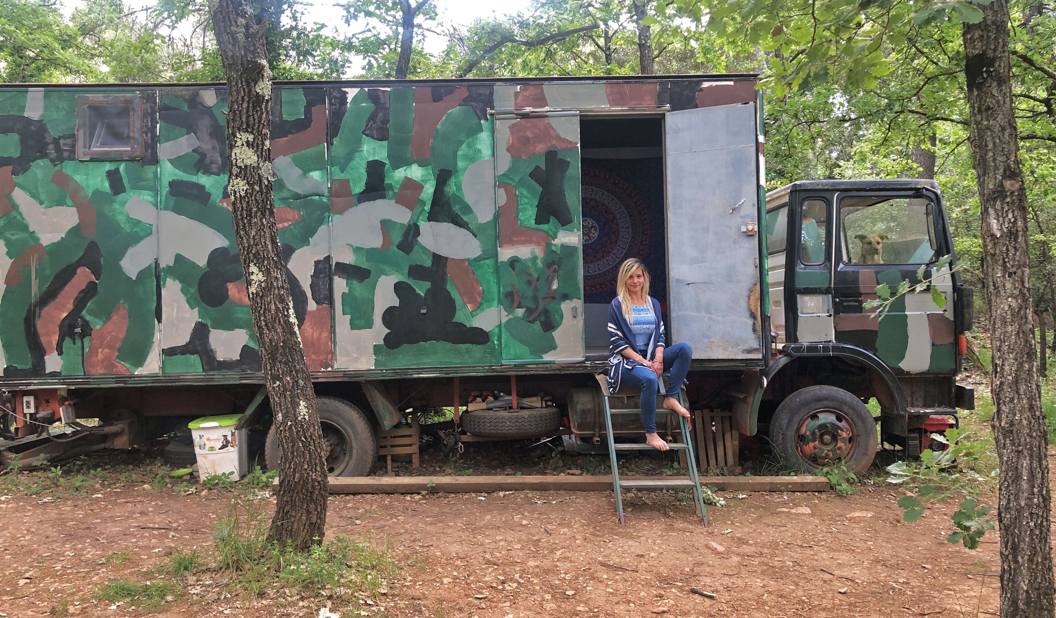 Alicia vivre en forêt autosuffisance vanlife autonomie permaculture