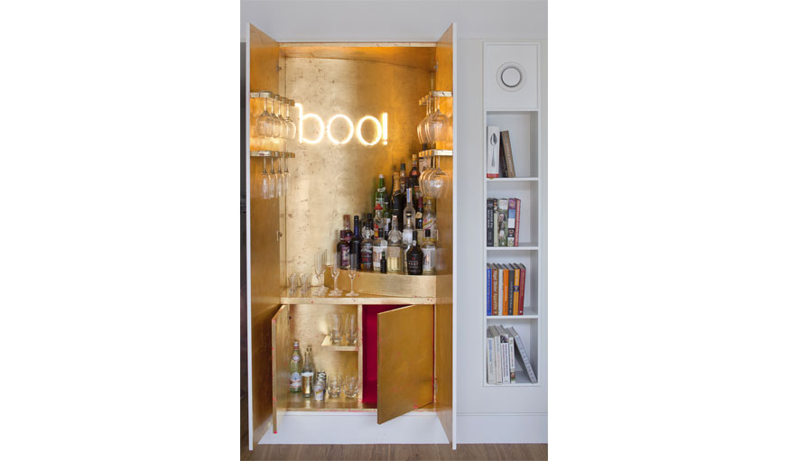 Un bar glamour derrière une porte de placard. MATT Architecture / Will Pryce